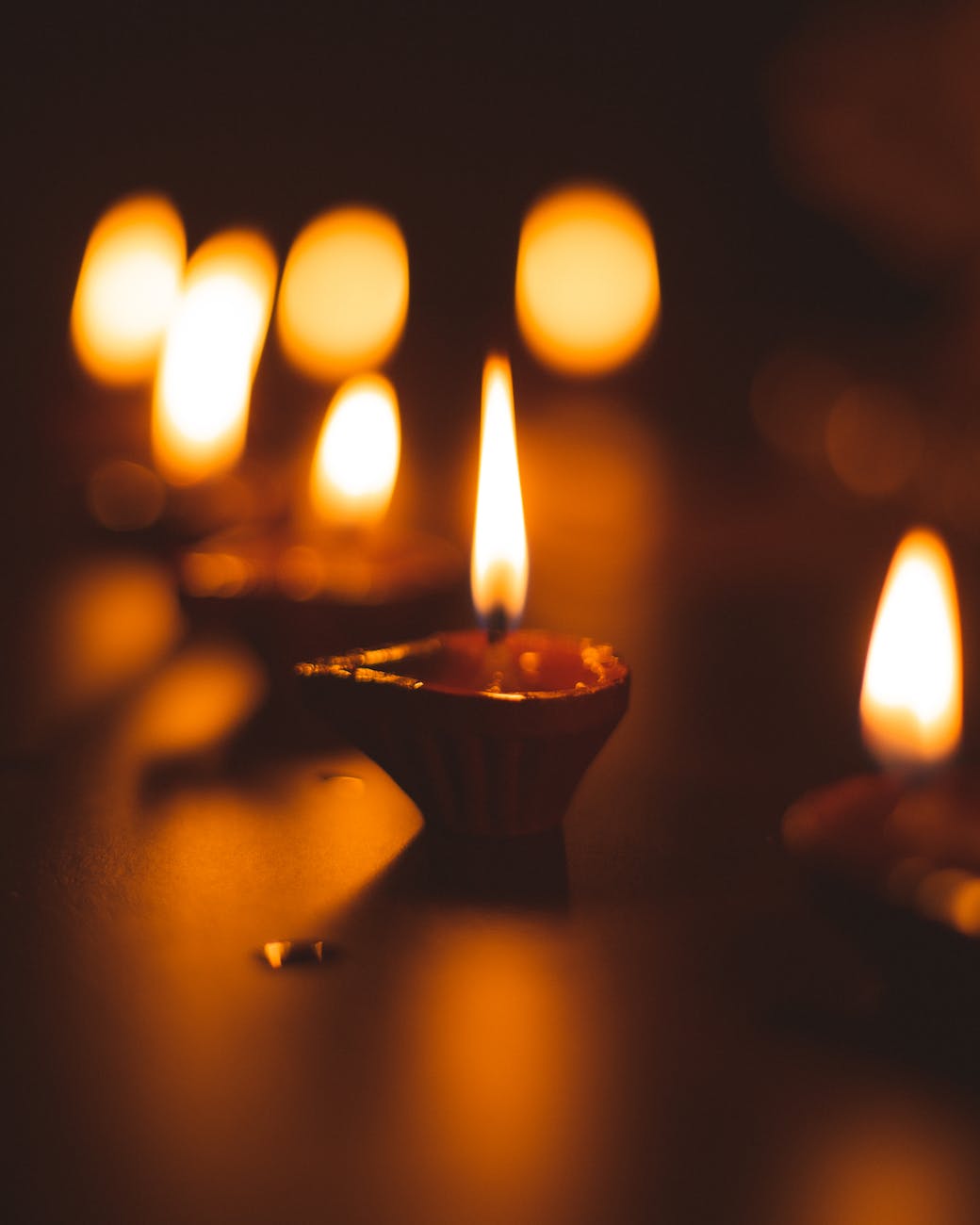 விளக்கேற்றும் வழிமுறைகள், விளக்கேற்றுவது பற்றிய கேள்வி பதில்கள்,  திருவிளக்கு பூஜை வழிபாடு, விளக்கேற்றுவதில் இவ்வளவு விஷயங்கள் இருக்கிறதா ?